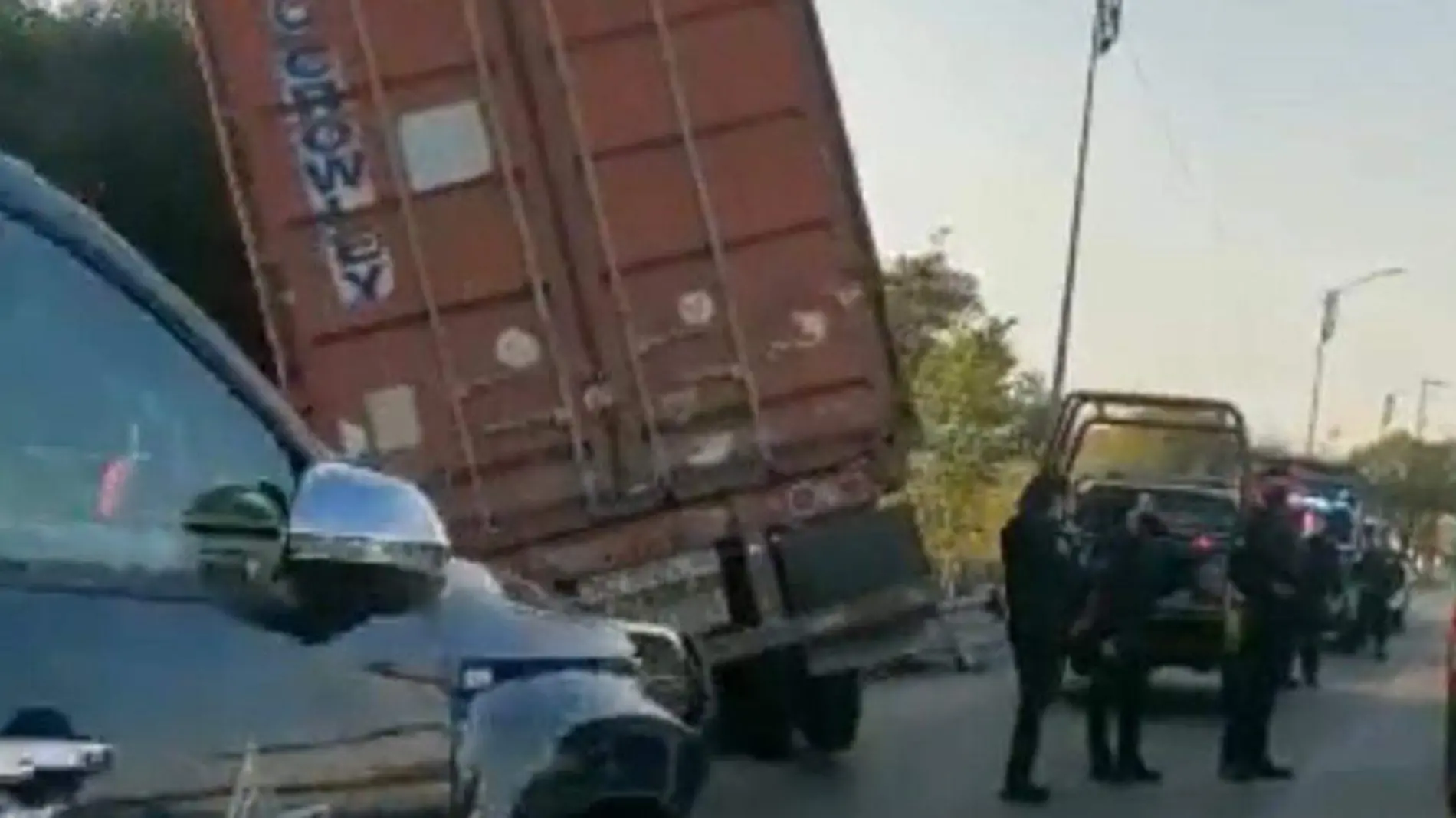 Un trailer se salió del camino sobre el Anillo Periférico a la altura de la desviación a la carretera federal a Atlixco